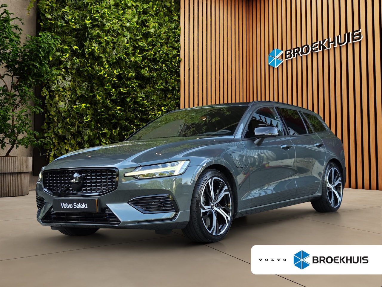 Volvo V60 - 2.0 T6 Plug-in hybrid AWD Essential | R-Design | 19" Velgen | Trekhaak | Camera | Stuur/st - AutoWereld.nl