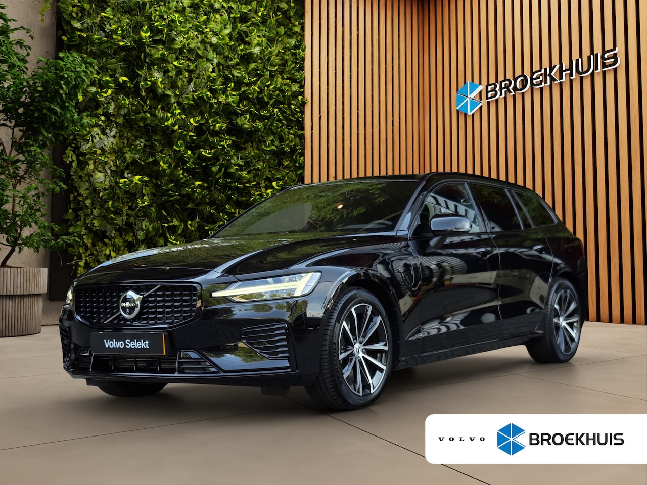 Volvo V60 - 2.0 T8 Plug-in hybrid AWD Plus Dark | Cruise control adaptief met Stop&Go en stuurhulp | E - AutoWereld.nl