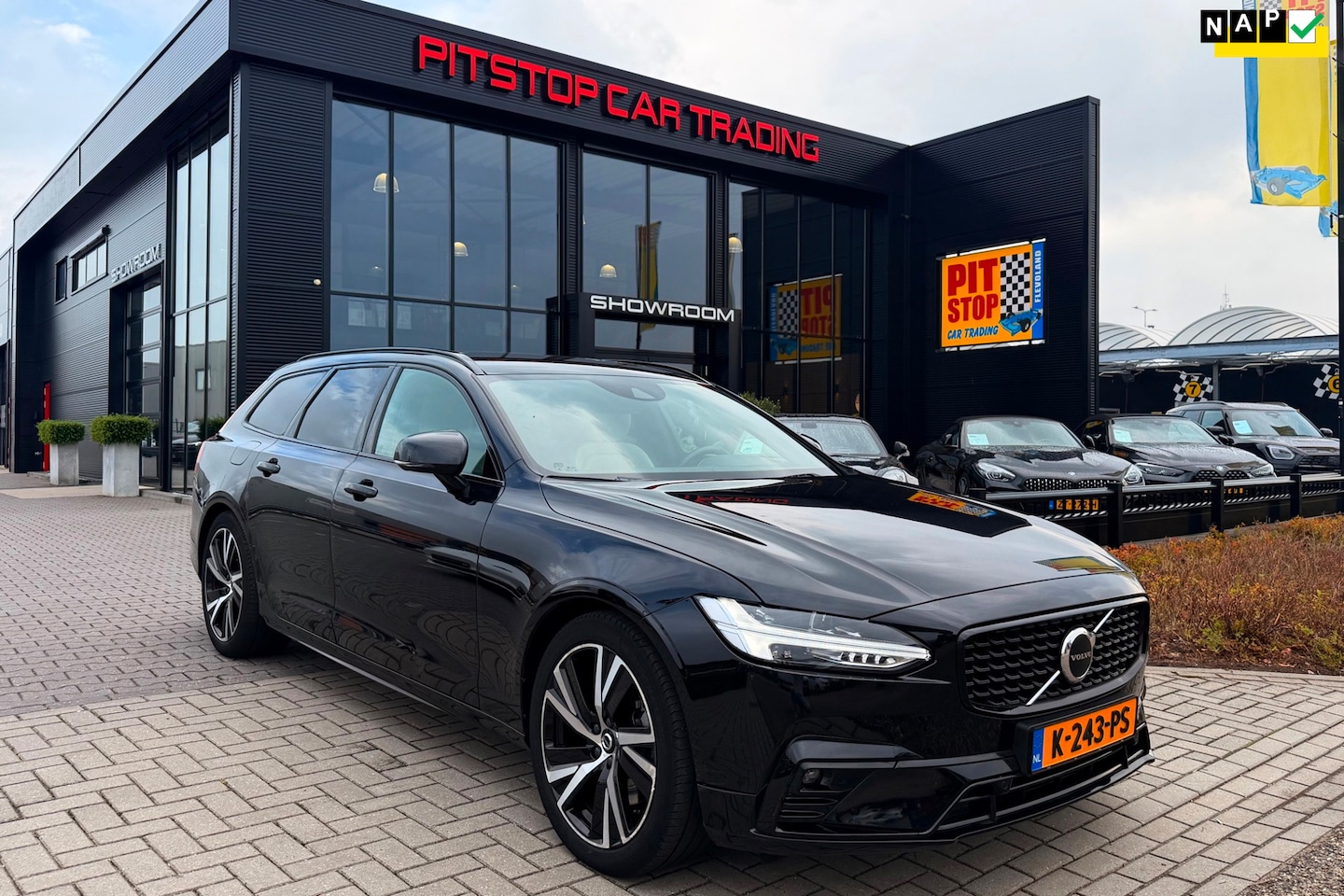 Volvo V90 - B4 Ultimate Dark B4 Ultimate Dark, Stoel/Stuur verwarming, 1e EIG, Trekhaak Afn, Camera, - AutoWereld.nl