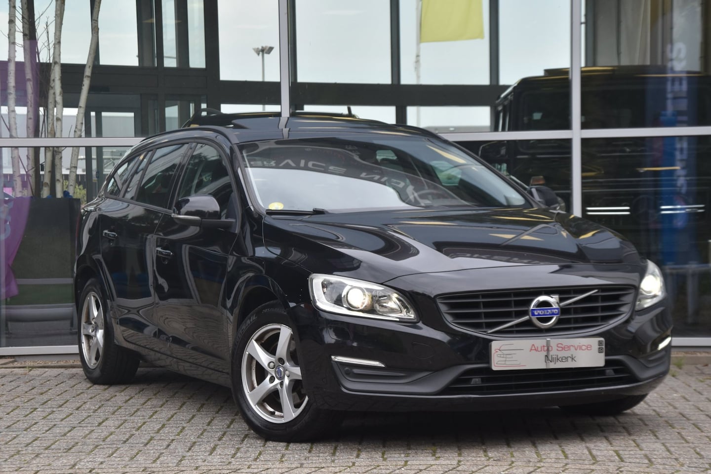 Volvo V60 - 2.0 D3 Summum Automaat Airco Leder Pdc Dak Trekhaak - AutoWereld.nl