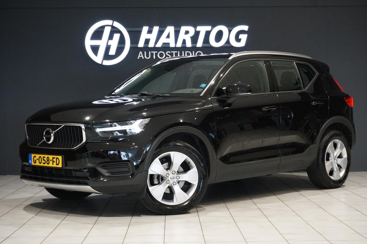 Volvo XC40 - 1.5 T3 Momentum Pro + DEALER ONDERHOUDEN + CAMERA / CARPLAY - AutoWereld.nl