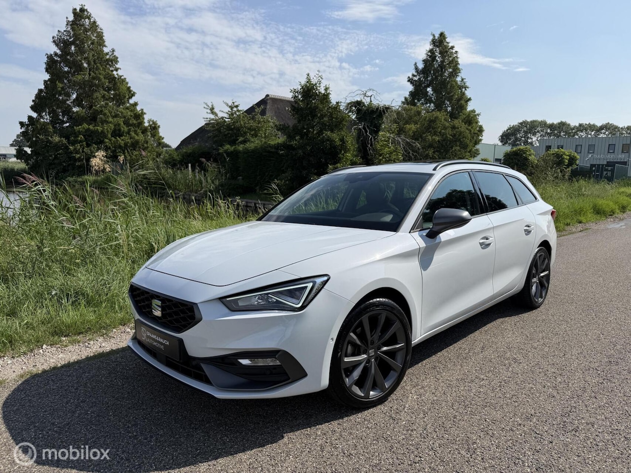SEAT Leon Sportstourer - 1.5 eTSI FR / Pano / Trekhaak / Navi - AutoWereld.nl