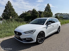 SEAT Leon Sportstourer - 1.5 eTSI FR / Pano / Trekhaak / Navi