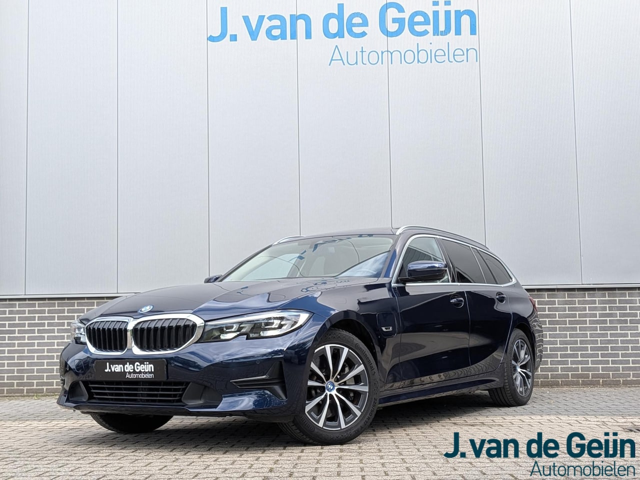 BMW 3-serie Touring - 330e eDrive Edition | Panorama | Trekhaak | Sportst | 1e Eig | Parking Pack | 100% Dealero - AutoWereld.nl