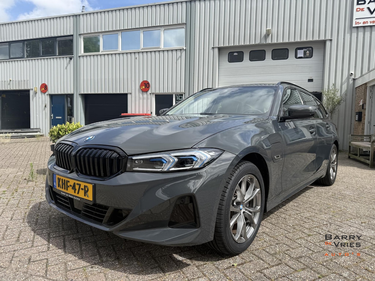 BMW 3-serie Touring - 320e | Facelift | Trekhaak Automatisch | Adaptieve Cruise Control | Sportstoelen | - AutoWereld.nl