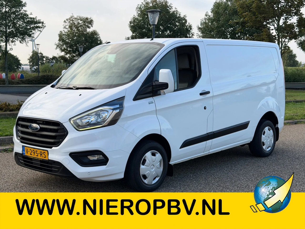 Ford Transit Custom - 2.0TDCI L1H1 Trend Airco Navi Cruisecontrol Trekhaak - AutoWereld.nl