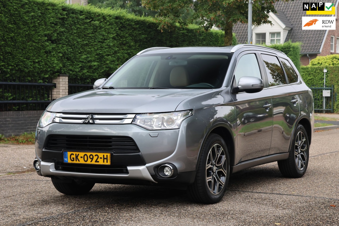 Mitsubishi Outlander - 2.0 Instyle 4WD | AUTOMAAT | NAVI | CLIMA | CRUISE | LEDER | CAMERA | TREKHAAK | MOOIE GOE - AutoWereld.nl