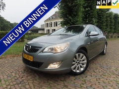 Opel Astra - 1.6 Turbo Cosmo 180 PK Climatecontrol Cruisecontrol Pdc Trekhaak Half leer Sfeerverlichtin