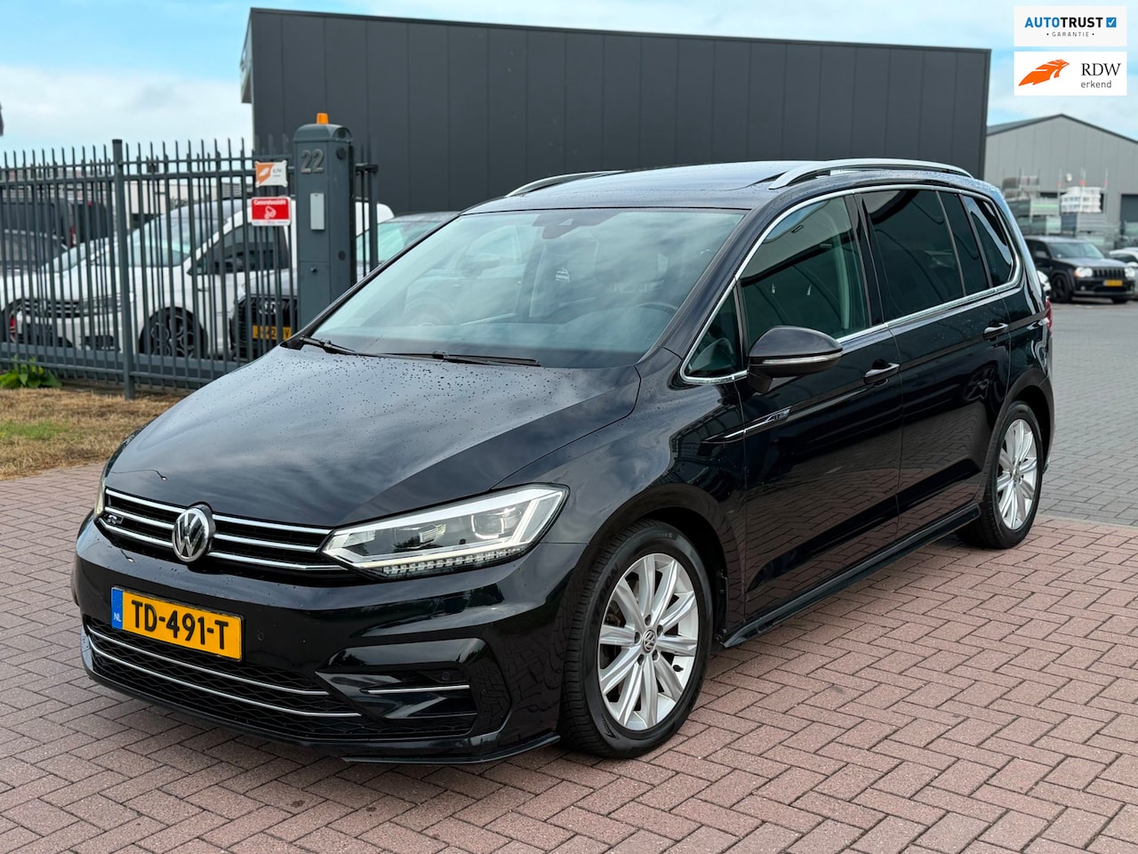 Volkswagen Touran - 1.8 TSI Highline Business R-Line 7P 180PK DSG Pano - AutoWereld.nl