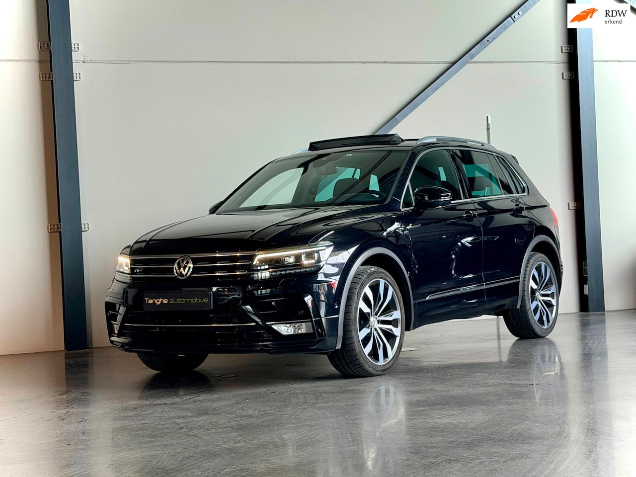 Volkswagen Tiguan - 2.0 TSI 4Motion R-Line,Panodak,Trekhaak,ACC,Virtual Dash,HUD,DYN - AutoWereld.nl