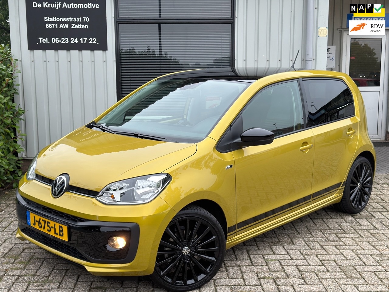 Volkswagen Up! - 1.0 R-Line|CRUISE|CAMERA|PDC|LANE ASSIST|CLIMA|1E EIG|DEALER OND|NL-AUTO|NAP|AIRCO|STOELVE - AutoWereld.nl