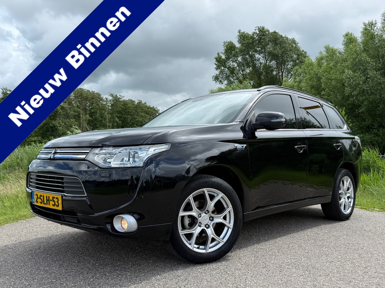 Mitsubishi Outlander - 2.0 PHEV Instyle Automaat | Schuif-/Kanteldak | Leder | Camera | Navi | Clima | Trekhaak | - AutoWereld.nl