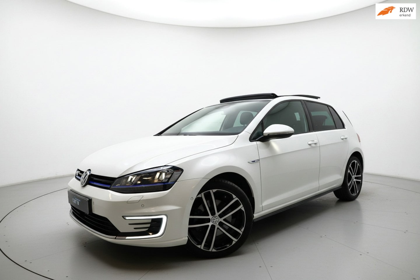 Volkswagen Golf - 1.4 TSI GTE PANO LEER SFEER CAM ACC STOELV - AutoWereld.nl