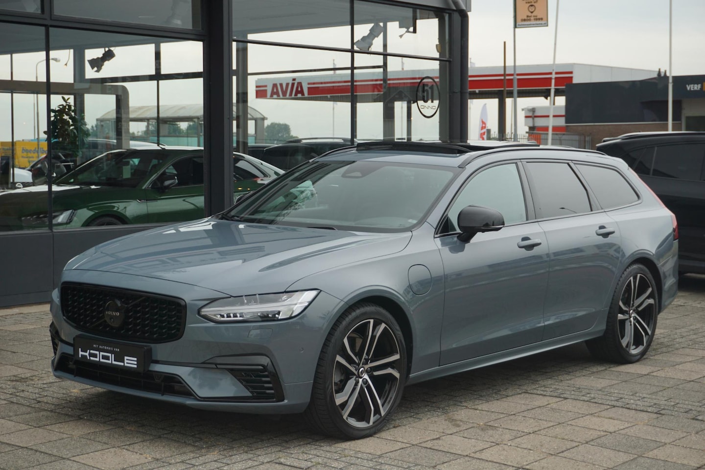 Volvo V90 - 2.0 T6 AWD R-Design | Ultra Dark | Pano | trekhaak | ACC - AutoWereld.nl