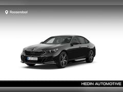 BMW 5-serie - 530e M Sport Pro Edition | Trekhaak | Panoramadak | Driving Assistant Plus | Parking Assis