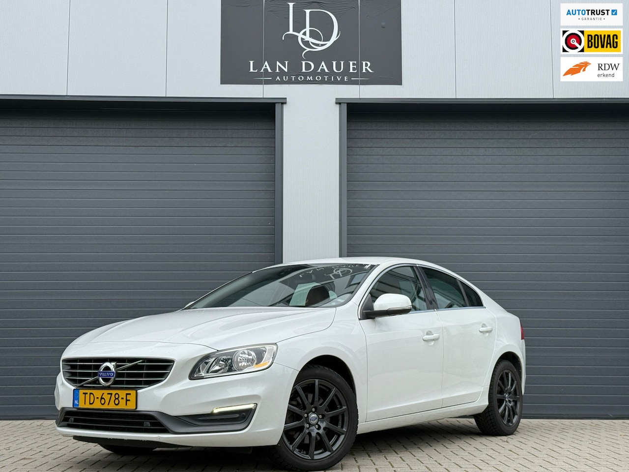 Volvo S60 - 1.6 T3 R-Design / AUTOMAAT / LEDEREN BEKLEDING - AutoWereld.nl