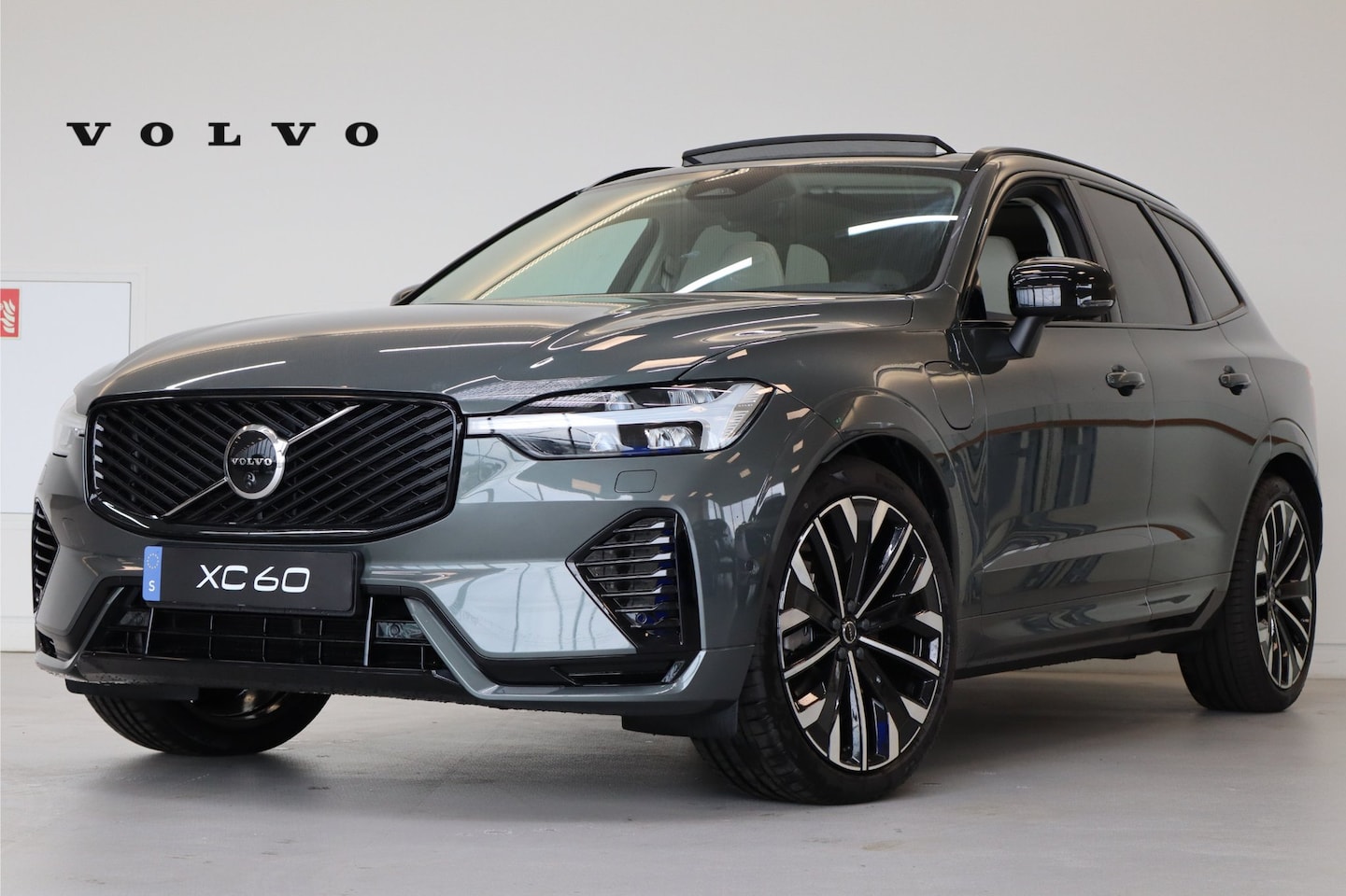 Volvo XC60 - T8 406PK Ultra Executive Edition Dark | Luchtvering | B&W Audio | 360 | Getint Glas | 21'' - AutoWereld.nl