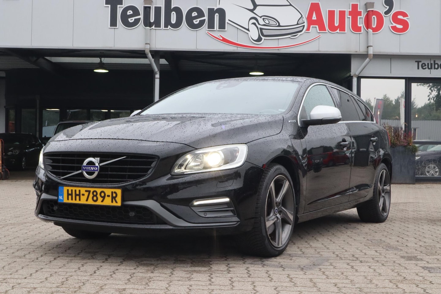 Volvo V60 - 2.4 D6 Twin Engine R-Design | Automaat | Stoelverwarming | Trekhaak | 2015 - AutoWereld.nl
