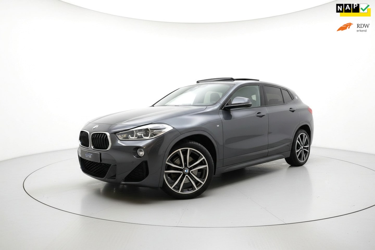 BMW X2 - SDrive18i M SPORT PANO SFEER HUD LEER CAM TREKH - AutoWereld.nl