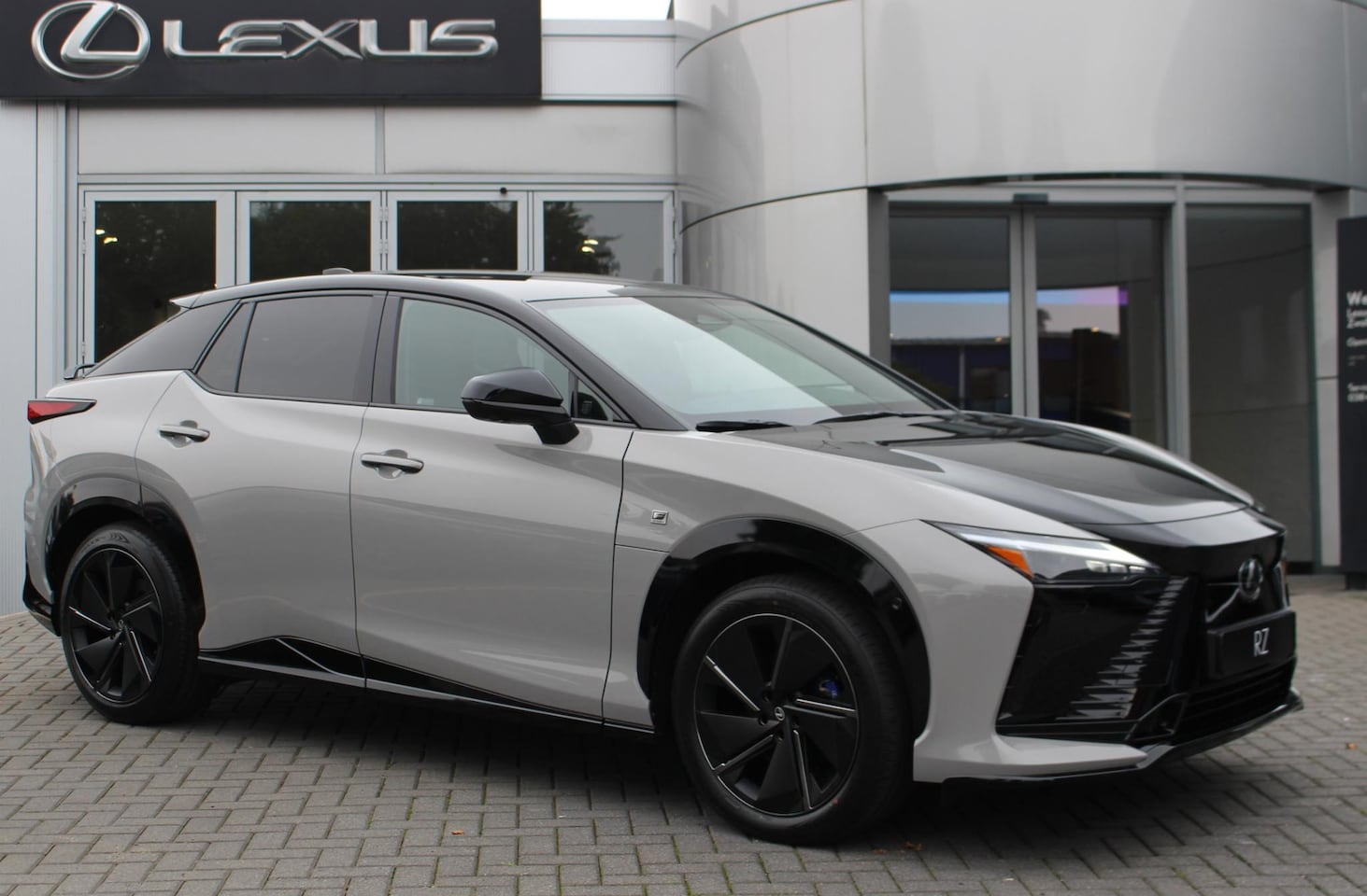 Lexus RZ - 550e DIRECT 4 F SPORT 77 kWh DIRECT LEVERBAAR YOKE-STUUR STEER-BY-WIRE PANO MARK-LEVINSON - AutoWereld.nl