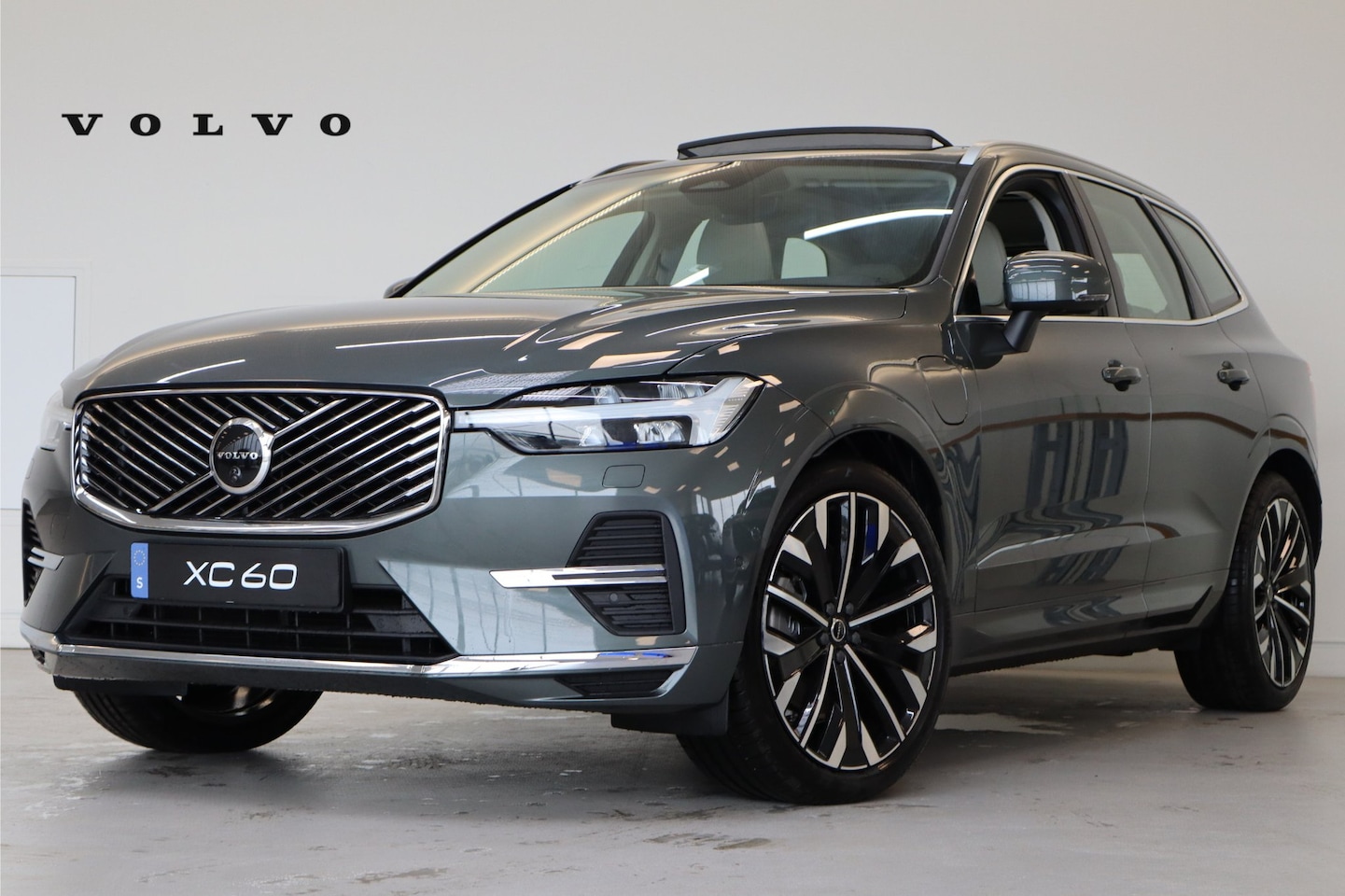 Volvo XC60 - T8 406PK Ultra Executive Edition Bright | Luchtvering | B&W Audio | Gelam Glas | Massage | - AutoWereld.nl