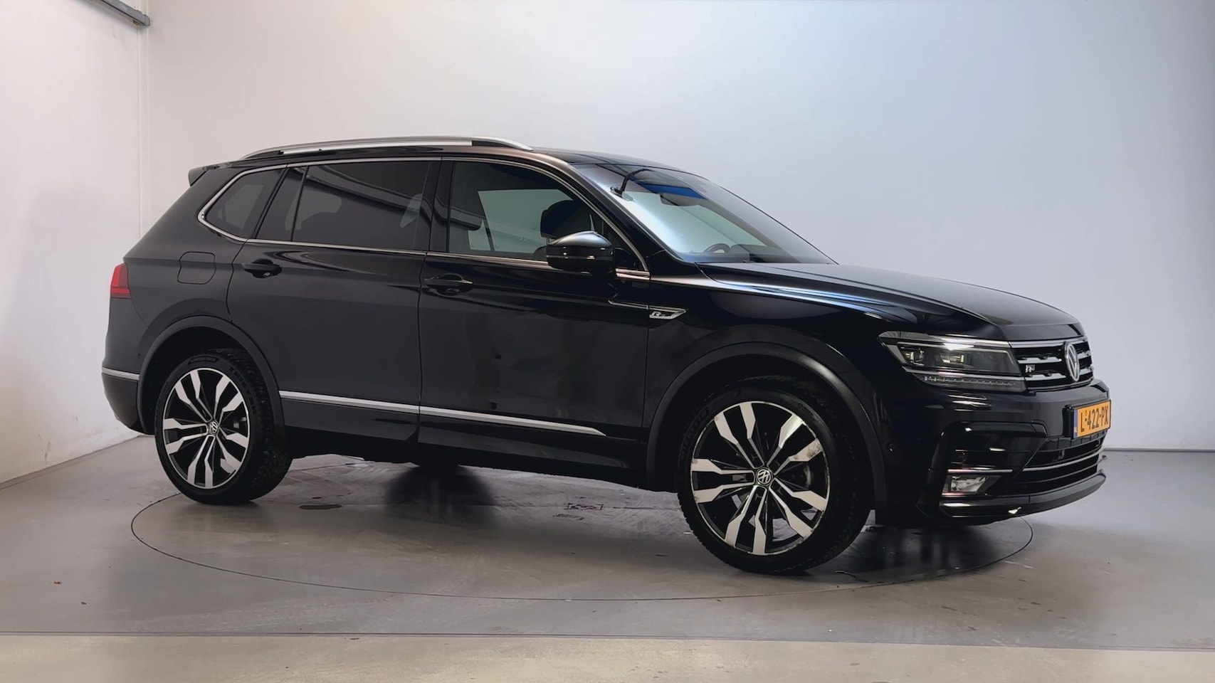 Volkswagen Tiguan Allspace - 1.5 TSI 150pk DSG Highline Business R-Line 7p. Stoelverwarming Navigatie Camera Trekhaak - AutoWereld.nl
