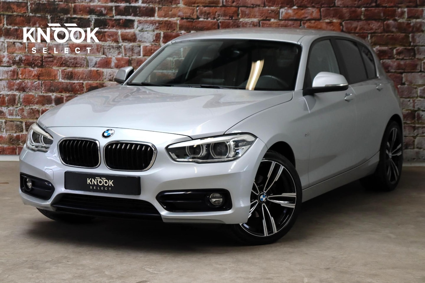 BMW 1-serie - 116i Executive Sport Line 5 deurs / Navigatiesysteem / Trekhaak / LED / Sportstoelen / Par - AutoWereld.nl