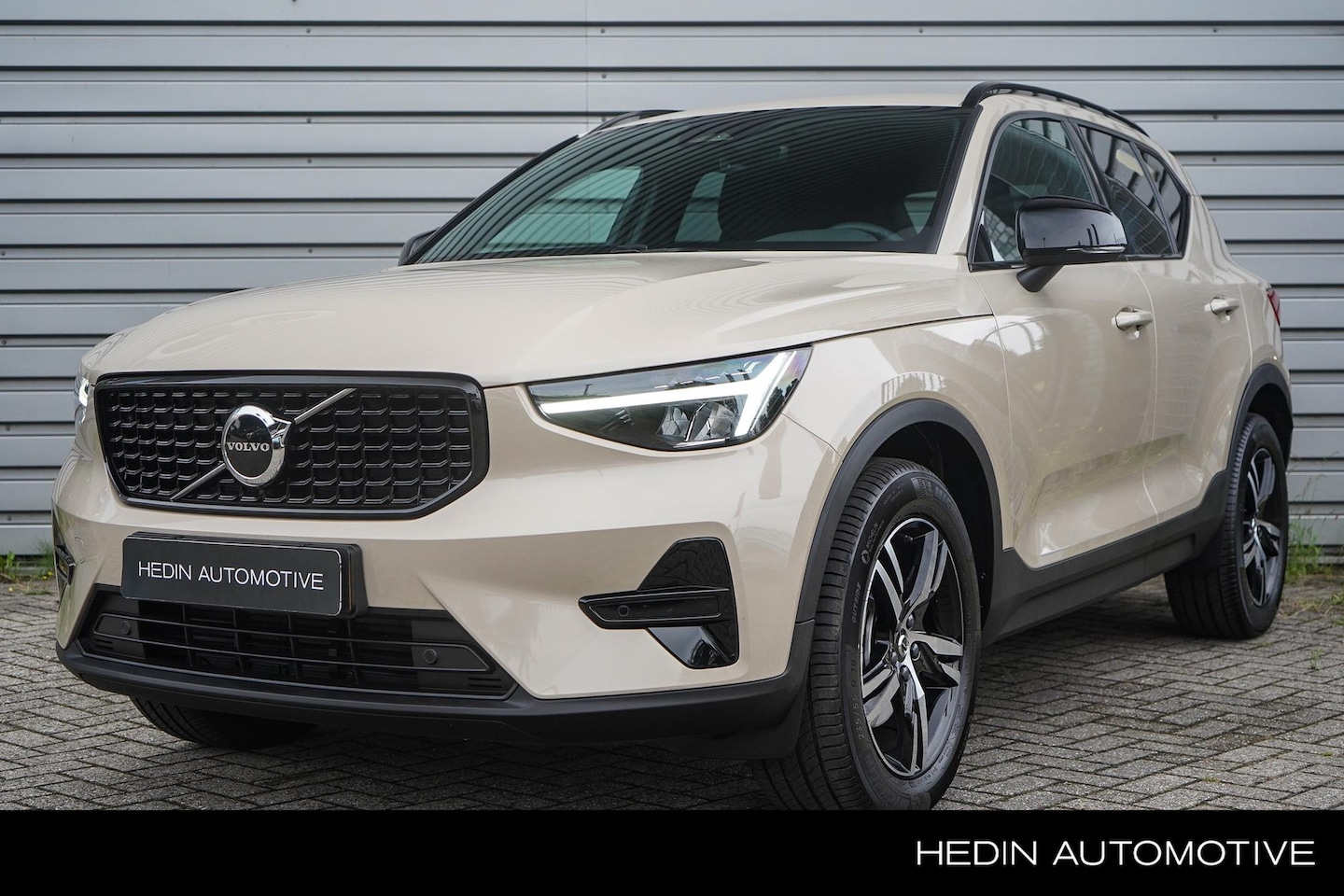 Volvo XC40 - 2.0 B4 Plus Black Edition | Google on Board | Electrische Stoelen | Adaptieve Cruise contr - AutoWereld.nl