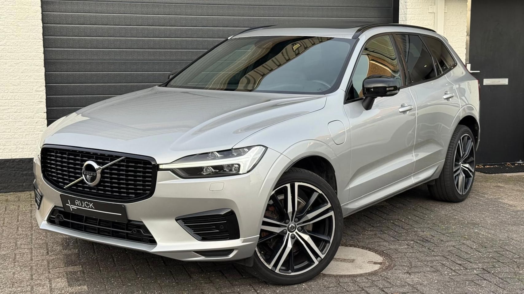 Volvo XC60 - 2.0 T6 Plug-in hybrid AWD R-Design | 360° | HK | ACC | Pilot | Memory | CarPlay | Trekhaak - AutoWereld.nl