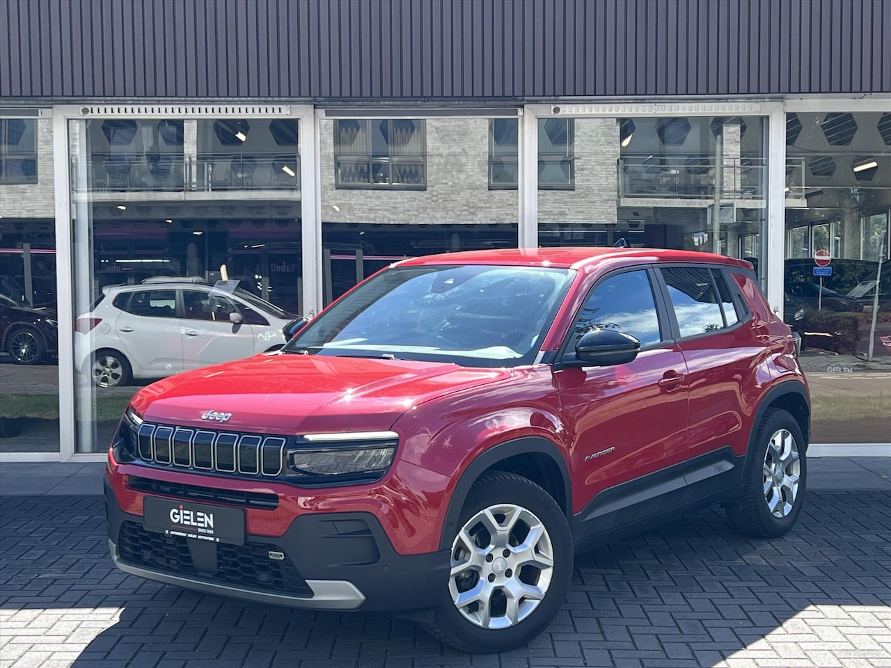 Jeep Avenger - 1.2T 100pk Altitude | JBL, Dodehoekherkenning, Keyless, Startknop, Parkeersensoren, Camera - AutoWereld.nl