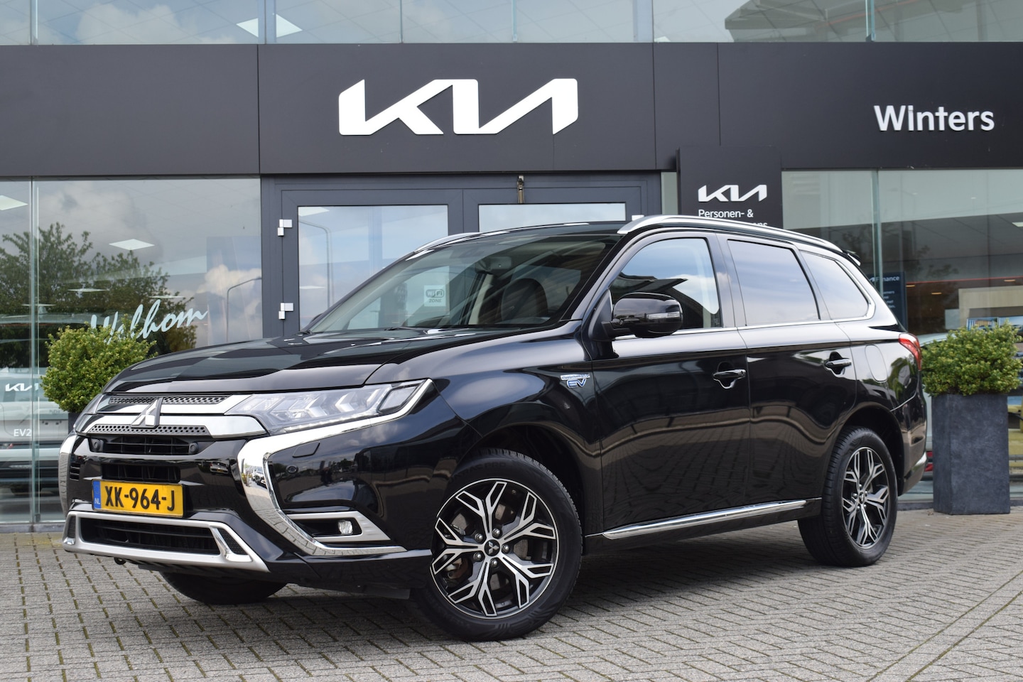 Mitsubishi Outlander - 2.4 PHEV Intense | AWD | Stoelverwarming | Camera + Sensoren Voor/ Achter | - AutoWereld.nl