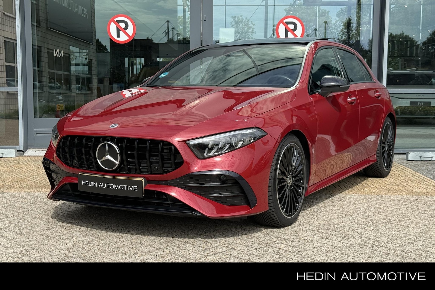 Mercedes-Benz A-klasse - 180 AMG Line | Panodak | Burmester | 19'' AMG velgen | Allseasonbanden | Camera | - AutoWereld.nl