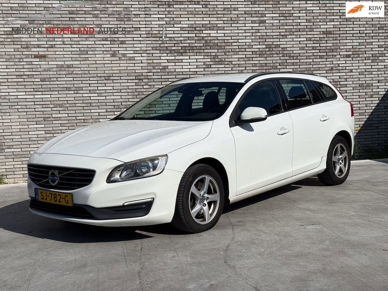 Volvo V60 - 2.0 D3 * GOEDE STAAT * APK GEKEURD TOT 2027 * - AutoWereld.nl