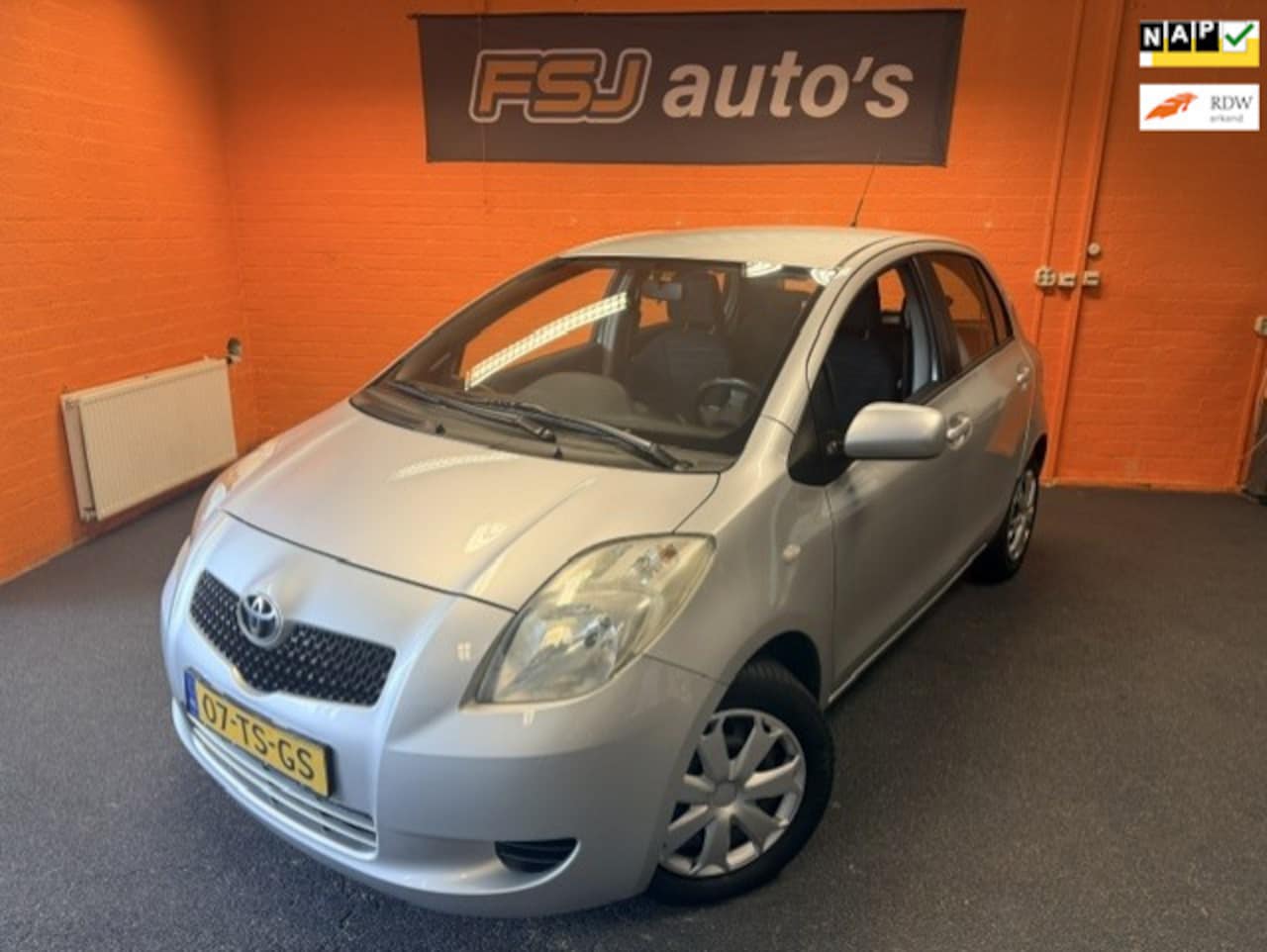 Toyota Yaris - 1.3 VVTi 5-Deurs / Sol MMT / Automaat / Airco - AutoWereld.nl