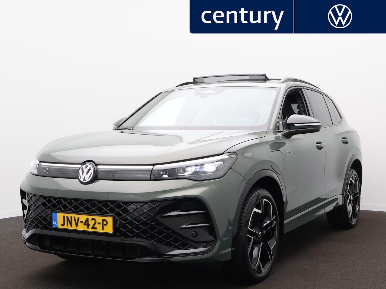 Volkswagen Tiguan - 1.5 eHybrid R-Line Edition 204pk - 20 Inch - Panoramadak - Trekhaak - Navigatie - AutoWereld.nl