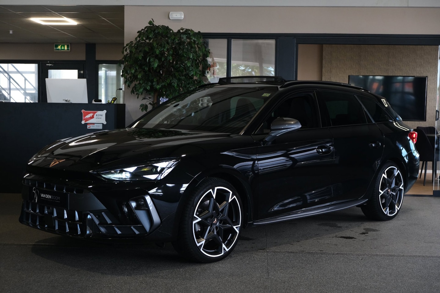 CUPRA Leon Sportstourer - 1.5 eTSI 150PK DSG Facelift Pano Led Cam Navi ACC Sennheiser Elek Achterklep - AutoWereld.nl