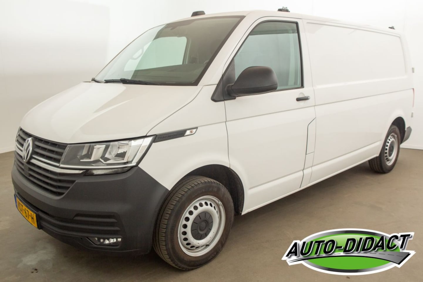 Volkswagen Transporter - 2.0 TDI L2H1 Navi Airco - AutoWereld.nl