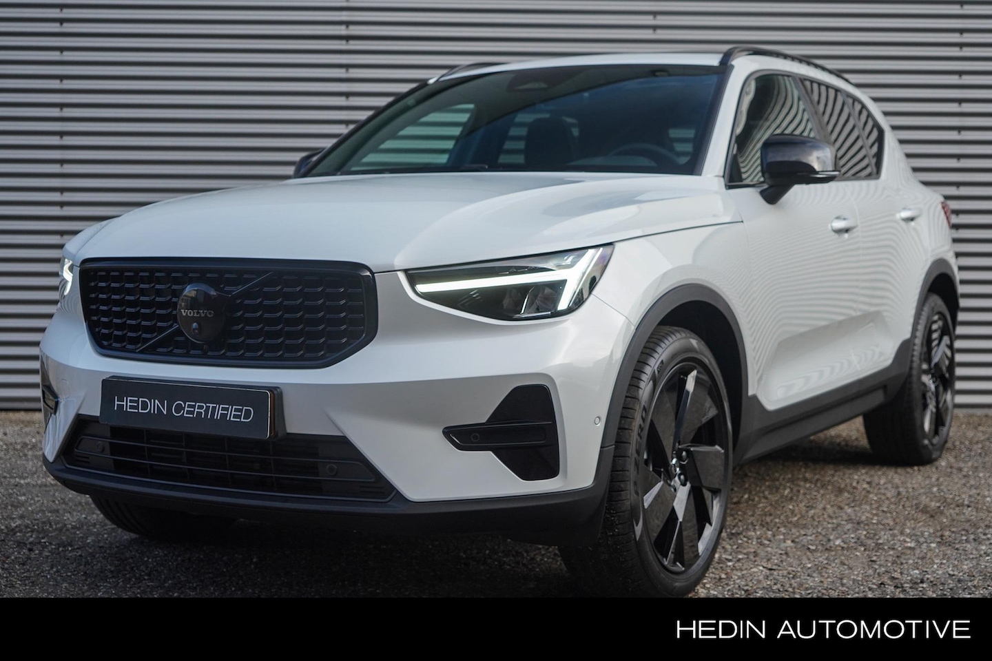 Volvo XC40 - 2.0 B4 Plus Black Edition | Panorama dak | 20 inch | 360 camera | Trekhaak | Power Seats | - AutoWereld.nl