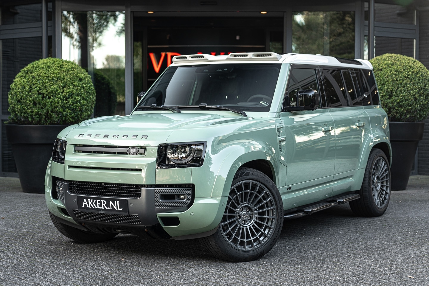 Land Rover Defender 110 - LANDROVER P525 V8 Supercharged URBAN | Head-up | Stoelkoeling | Trekhaak | 360° Camera - AutoWereld.nl