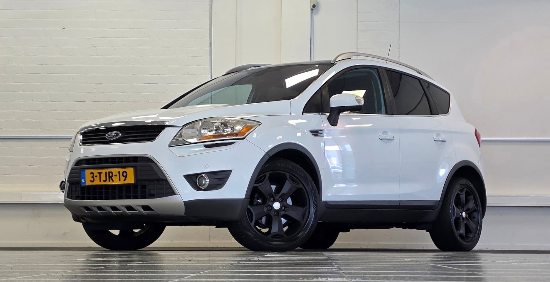 Ford Kuga - 2.5 20V Titanium Trekhaak Panoramadak Leder Navigatie - AutoWereld.nl