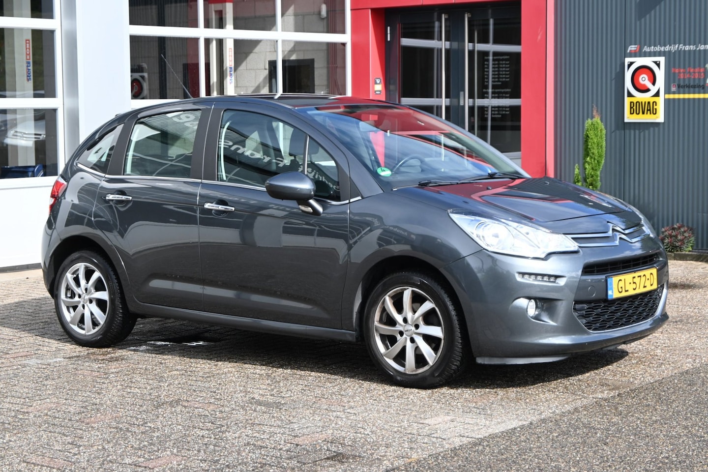 Citroën C3 - 1.2 PureTech Collection 82pk | Airco | Trekhaak | Cruise Control | LM-Velgen - AutoWereld.nl