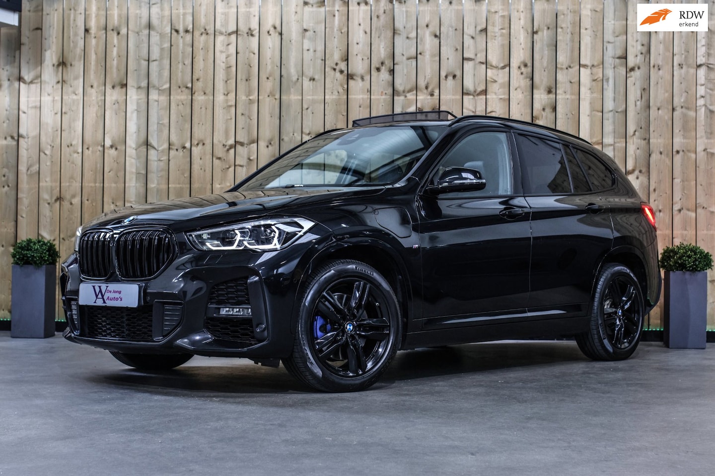 BMW X1 - XDrive25e M-Sport *Pano*H/K*Head-Up*Keyless*Trekhaak*Led* - AutoWereld.nl