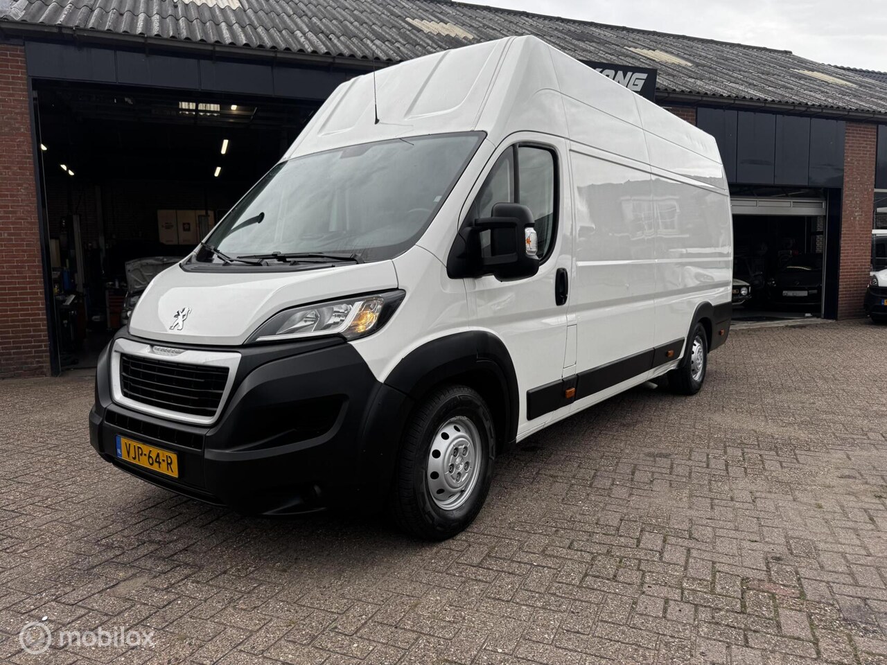 Peugeot Boxer - Bestel 435 2.2 BlueHDi 165 L4H3 Zwaar Asphalt - AutoWereld.nl
