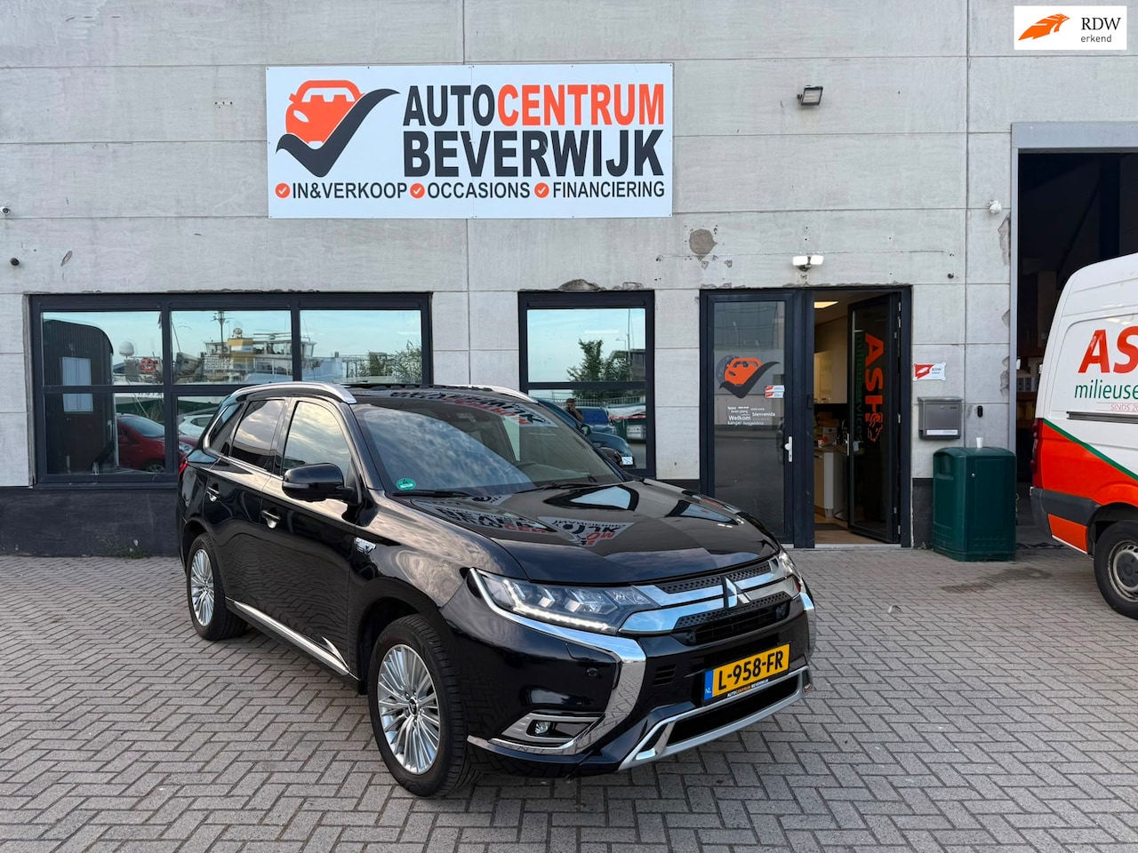 Mitsubishi Outlander - 2.4 PHEV S-Edition 2019 Zwart 224pk - AutoWereld.nl