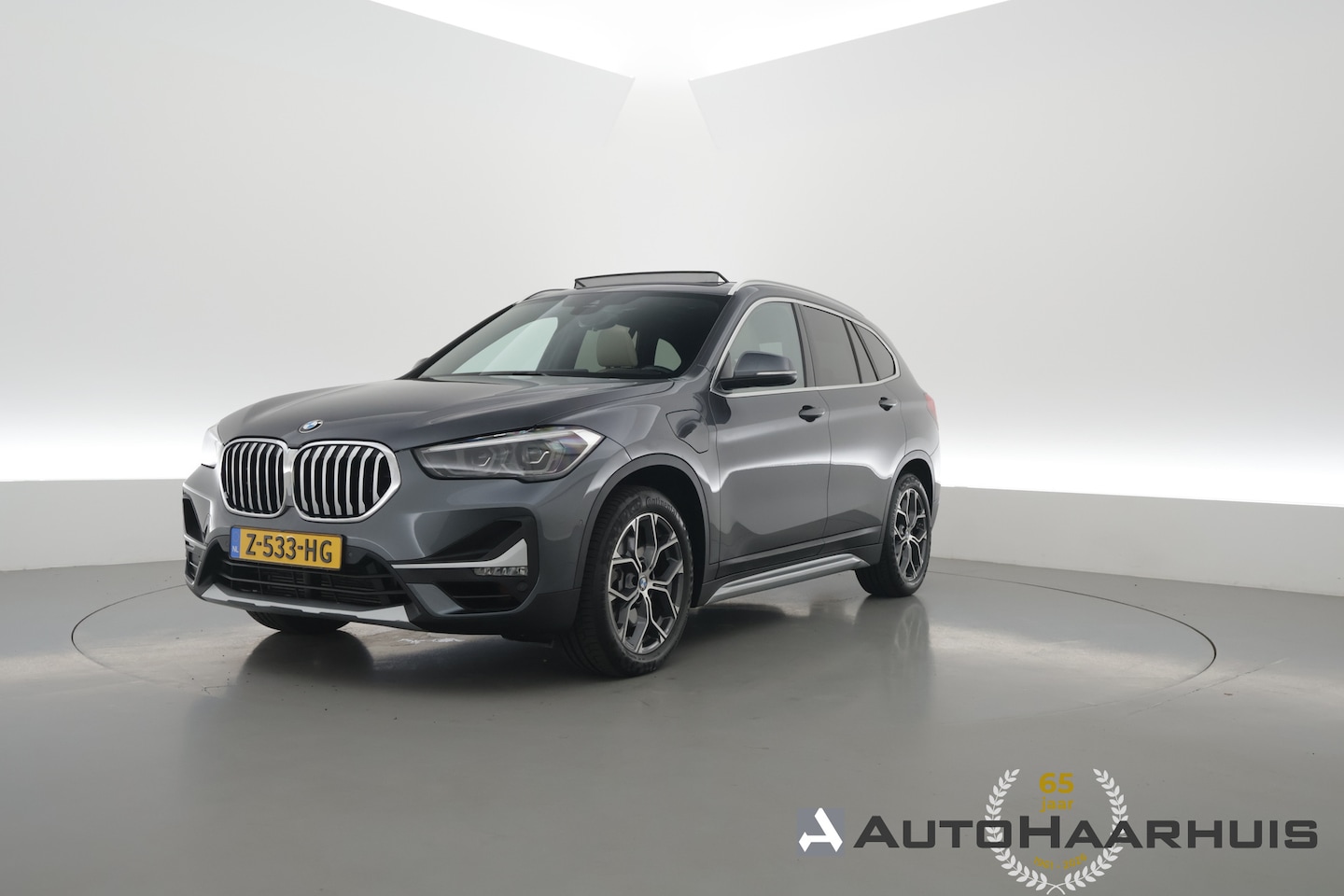 BMW X1 - xDrive25e High Executive Edition | Rijklaar! | Trekhaak | S/K-Dak | HUD | Leder | Harman/K - AutoWereld.nl