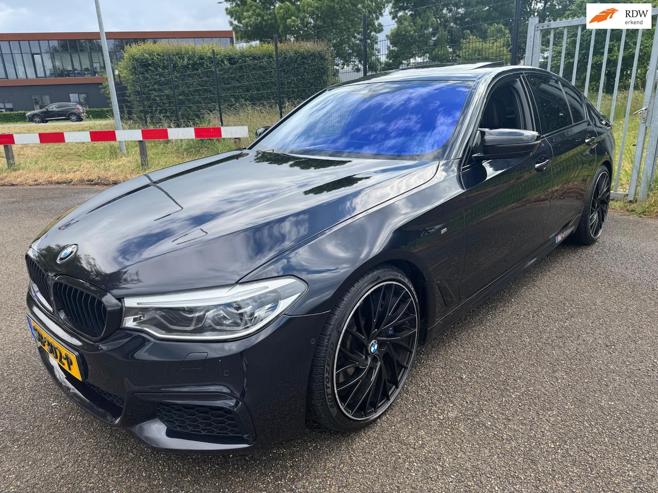 BMW 5-serie - M550i xDrive High Exe 550PK B&O Performance Pack - AutoWereld.nl