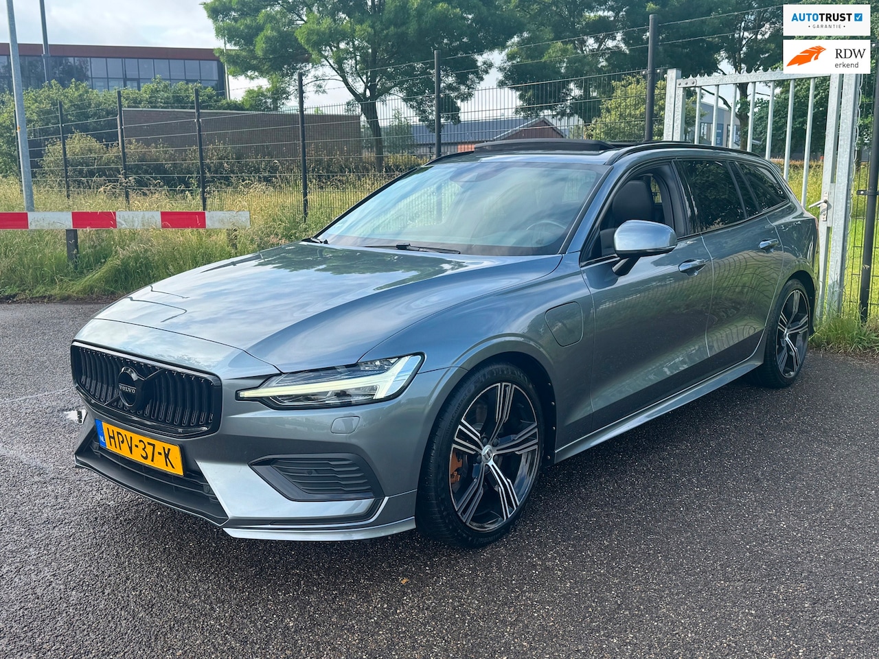 Volvo V60 - 2.0 T8 390PK Recharge AWD R-Design Panodak LED Trekhaak 19inch - AutoWereld.nl
