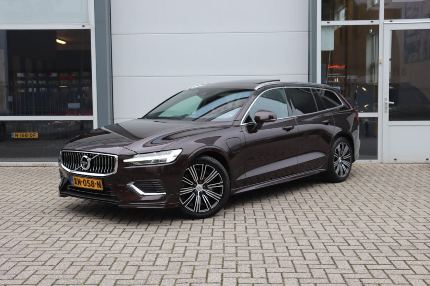 Volvo V60 - 2.0 T8 Twin Engine AWD Inscription (391PK)/ORIG.NL/NW.PR73000/DEALERONDERH. - AutoWereld.nl