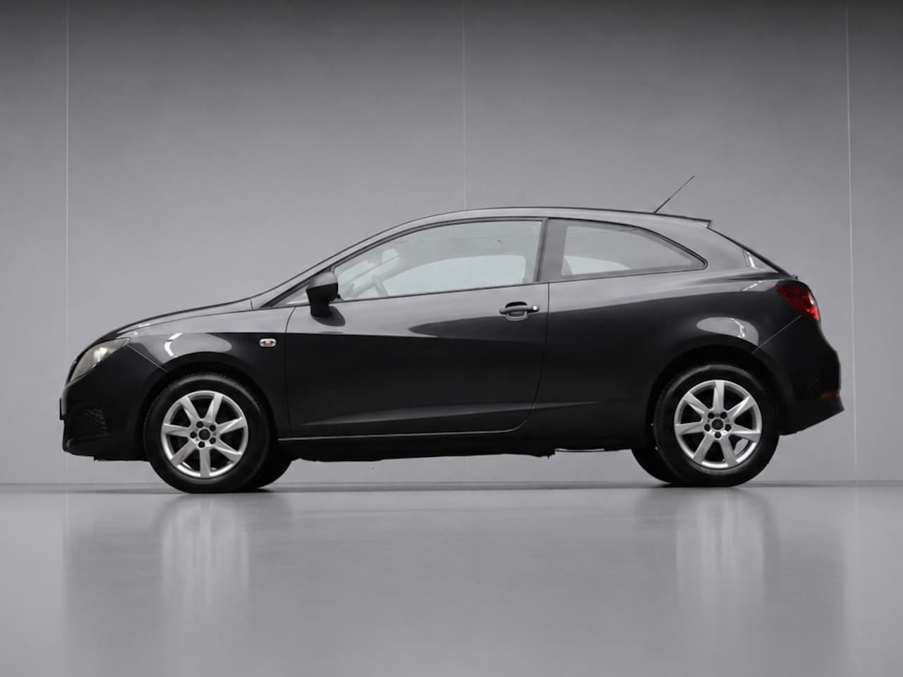 SEAT Ibiza SC - 1.4 Reference Sport (ELEKTRISCH PAKKET,CENTRALE DEURVERGENDELING,LED,SPORTSTOELEN,LM VELGE - AutoWereld.nl