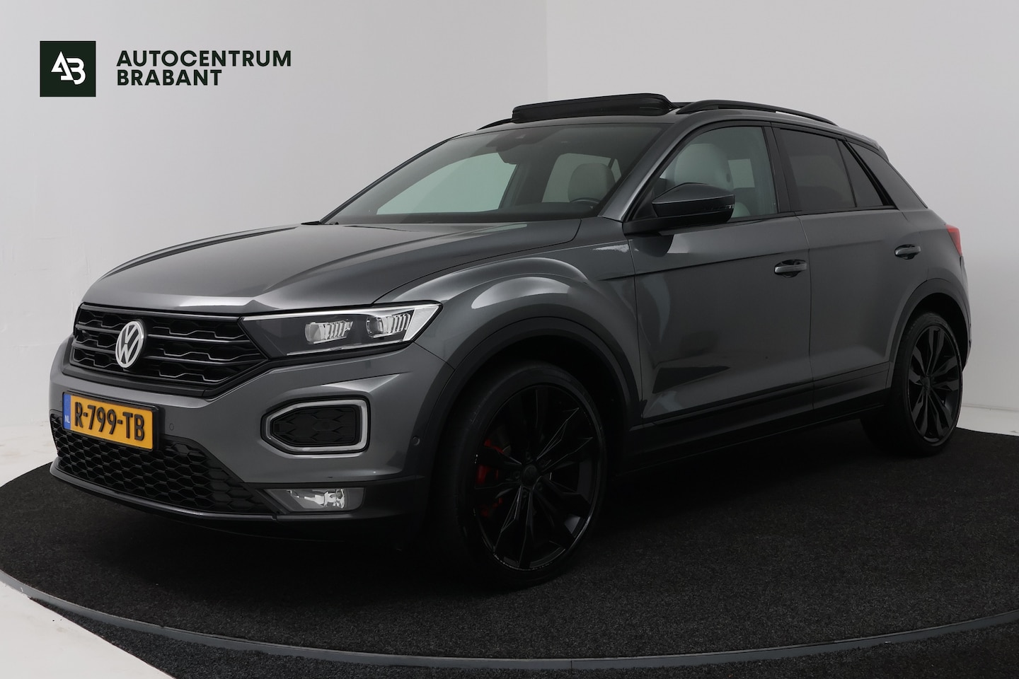 Volkswagen T-Roc - 2.0 TSI 4Motion Sport (PANORAMADAK, STOEL/STUUR VERWARMING, TREKHAAK, PARKEERSENSOREN) - AutoWereld.nl